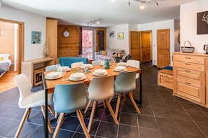 Dining table seats 8 - Le Paradis 25 Apartment, Skiing, Chamonix All Year (Chamonix-Mont-Blanc)