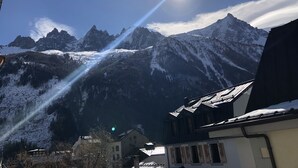 A mountain landscape with snow-covered peaks and a clear sky. - Le Paradis 25 Apartment -  an apartment that sleeps 6 guests in 3 bedrooms (Chamonix-Mont-Blanc)