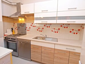 Refrigerador, microondas, horno, placa de cocina