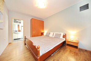 5 bedrooms, iron/ironing board, WiFi, bed sheets