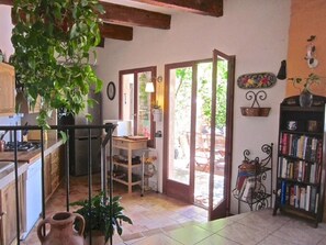 Fridge, microwave, oven, stovetop - Picturesque house in 17th century village, with privacy, pool and views (Roquessels)