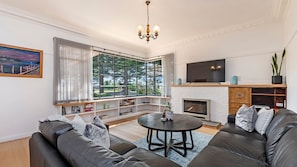 Smart TV y chimenea