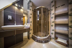 Quarto quádruplo família, sacada | Banheiro | Chuveiro, secador de cabelo, toalhas de banho, papel higiênico