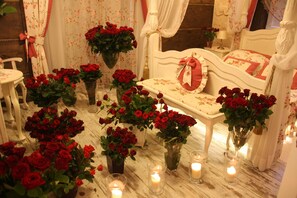 Suite estudio romántica, balcón | Zona de estar | Una televisión de pantalla plana