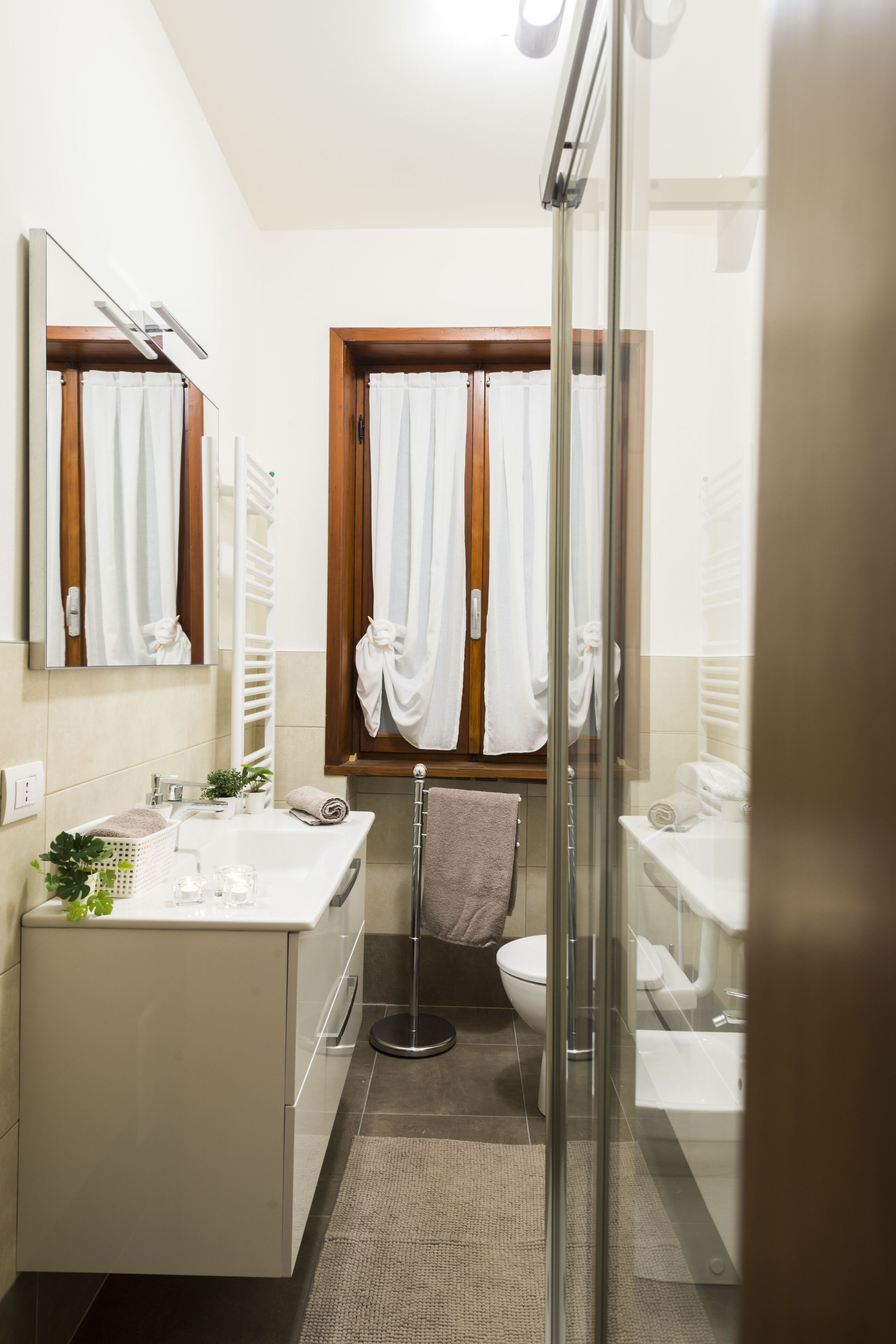 Dusche, Haartrockner, Bidet, Handtücher
