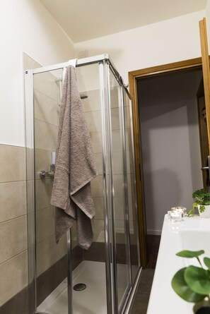 Douche, sèche-cheveux, bidet, serviettes fournies