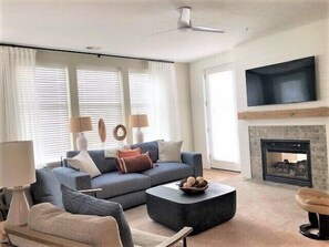 Een televisie en een open haard