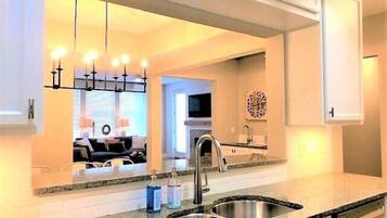 冰箱、微波炉、烤箱、炉灶