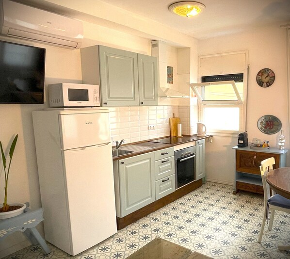 Kühlschrank, Mikrowelle, Ofen, Herdplatte