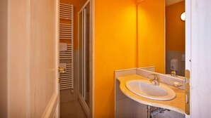 A bathroom with a white sink, a mirror, and a towel rack. - Hotel Club Baja Bianca (San Teodoro)