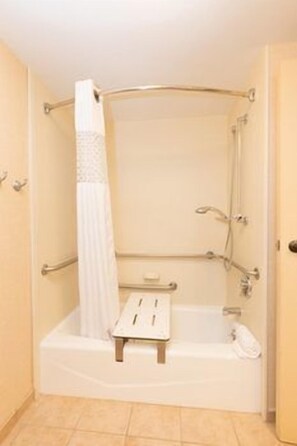 Bathroom - Hampton Inn Harrisburg-east (Harrisburg)
