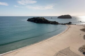 On the beach - Oceanside Haven Resort Luxury Sea Views & Beach (mount maunganui)