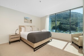 2 bedrooms, desk, iron/ironing board, WiFi