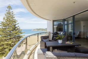 Outdoor dining - Oceanside Haven Resort Luxury Sea Views & Beach (mount maunganui)