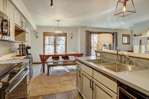 Geladeira, micro-ondas, fogão, cooktop