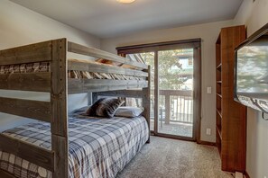 2 habitaciones, escritorio, tabla de planchar con plancha y wifi 