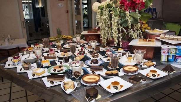 Une table de buffet proposant divers desserts et pâtisseries.