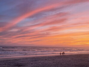 In Strandnähe, Liegestühle, Strandtücher