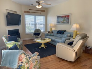 Smart TV, books, music library, video library - Gorgeous Ocean Views - 1 min walk to beach access! (Atlantic Beach)