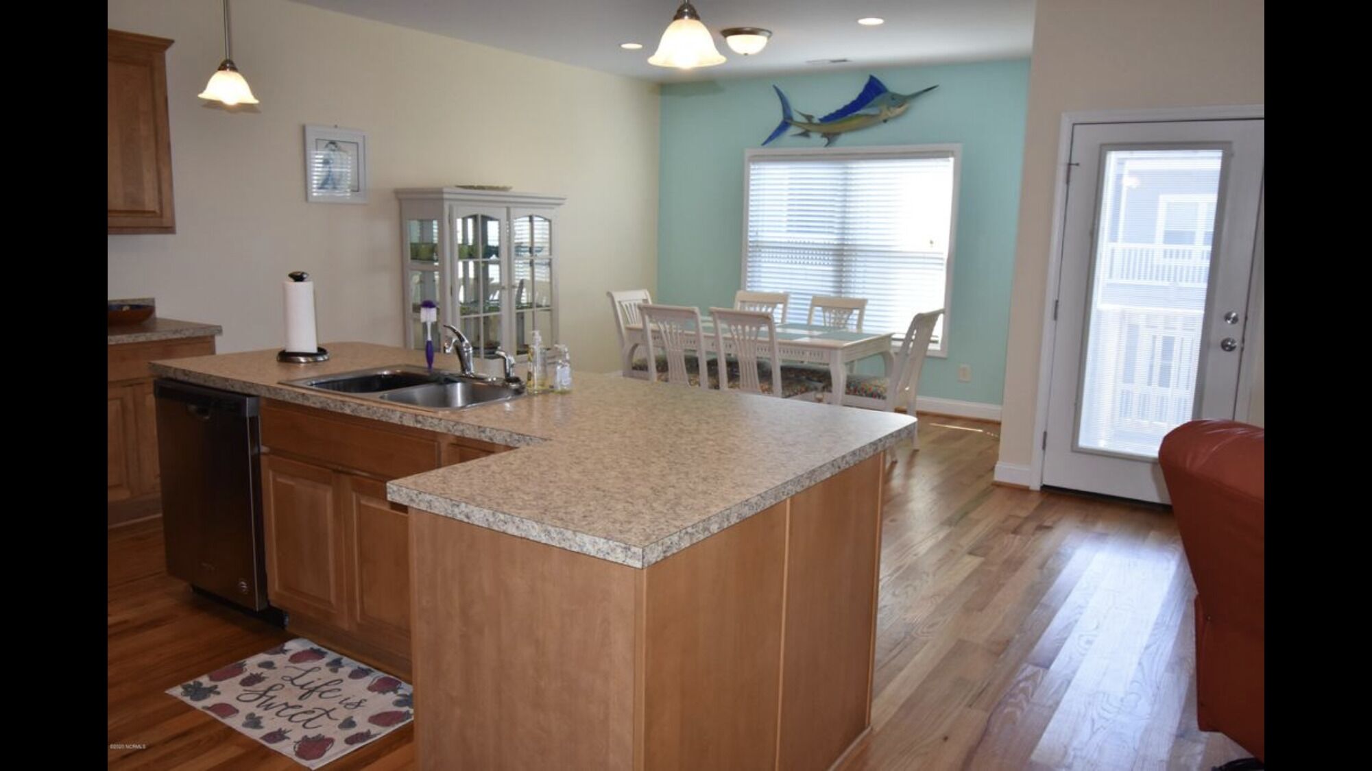 Gorgeous Ocean Views - 1 min walk to beach access!