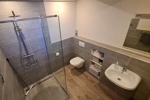 Een douche, een haardroger, handdoeken, zeep