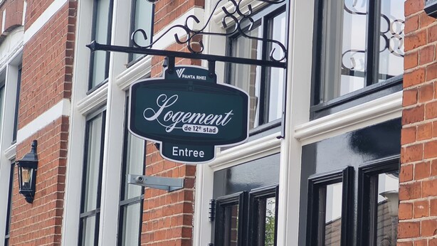 Señal que indica 'Logement de 12e stad', un establecimiento de alojamiento.