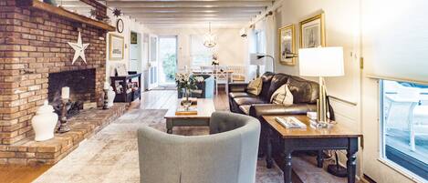 スマートテレビ、暖炉、書庫、ビデオライブラリ