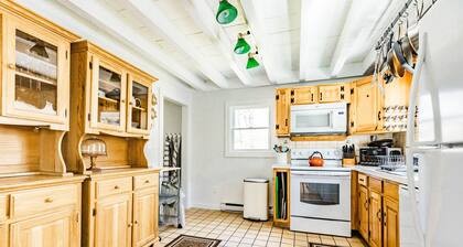 Charming Saltbox near Town/Beach - AC and Linens View calendar