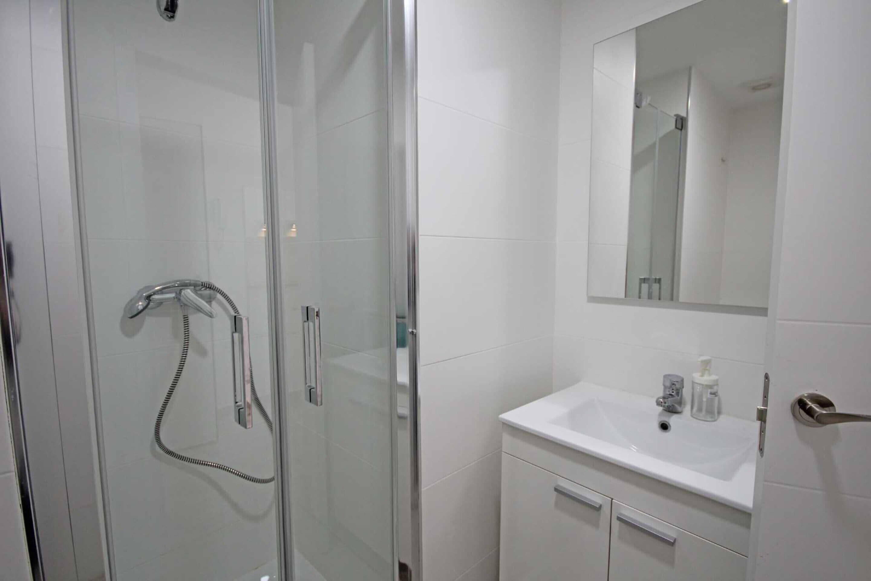 Een douche, zeep, toiletpapier