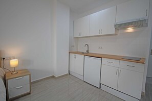 Minijääkaappi, liesi, keittoastiat/astiat/ruokailuvälineet