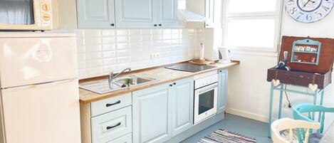 Een koelkast, een microgolfoven, een oven, een kookplaat