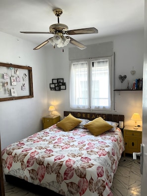 1 chambre, coffre-fort, fer et planche à repasser