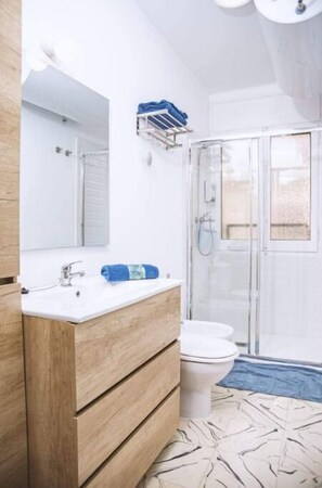 Een douche, een haardroger, een bidet, handdoeken