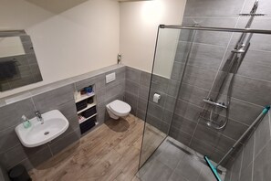 Een douche, een haardroger, handdoeken, zeep