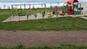 A playground with swings, slides, and climbing structures. - Cozy gite 3 *, 2 to 4 people, 1st floor in the house. Individual entrance. (67370 Berstett)