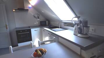 Refrigerador, microondas, horno, placa de cocina