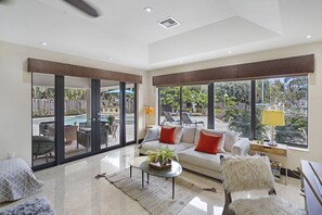 Smart TV, fireplace, video games, Netflix - 144' New River Dock DT FTL! Sailfish Pool, Hottub, Pontoon & Fire Lounge Luxury! (Fort Lauderdale)