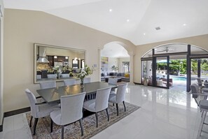 Dining - 144' New River Dock DT FTL! Sailfish Pool, Hottub, Pontoon & Fire Lounge Luxury! (Fort Lauderdale)