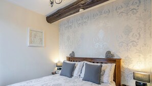 A bedroom with a bed, bedside lamps, a nightstand, and a framed picture on the wall. - 1 bedroom accommodation in Middleton-by-Wirksworth, near Wirksworth (Middleton-by-Wirksworth, near Wirksworth)