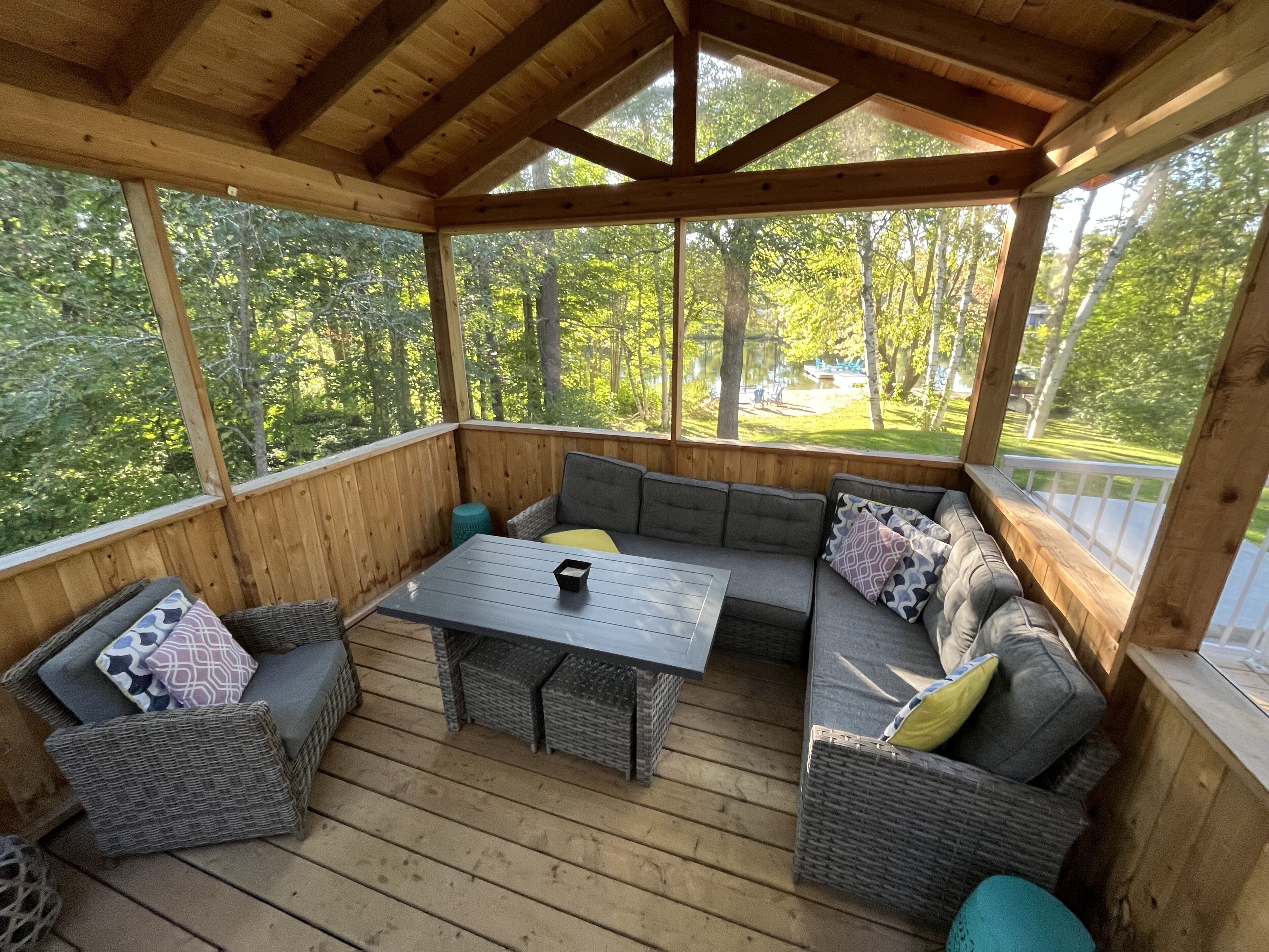 TV connectée, cheminée, livres, services de streaming