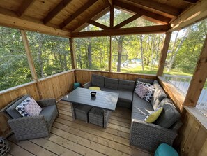 Smart TV, fireplace, books, streaming services