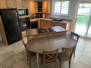 Fridge, microwave, oven, stovetop - Nature's Cottage Washago - Beautiful Private Waterfront property with Hot Tub (Washago)