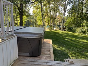 Outdoor spa tub - Nature's Cottage Washago - Beautiful Private Waterfront property with Hot Tub (Washago)