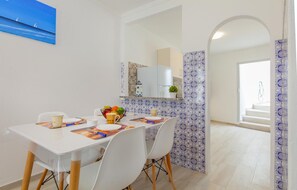 Dining - B21 - Oliveira Cozy Flat (Lagos)
