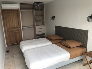 2 slaapkamers, een strijkplank/strijkijzer, reisbedje, gratis wifi