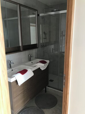 Bathtub, jetted bath, hair dryer, towels - ARCACHON Eyrac Front de mer Apartment 65 M2 with large private terrace (Arcachon)