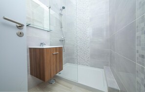 Een douche, een haardroger, handdoeken
