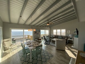 Smart TV, fireplace, video games, books - Exquisite Views! It “Shore is Beautiful" here!  5 Bed / 2 Bath Ocean Front Home. (Oak Island)