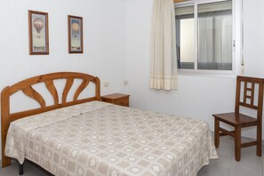 3 makuuhuonetta, silitysrauta/-lauta, vuodevaatteet