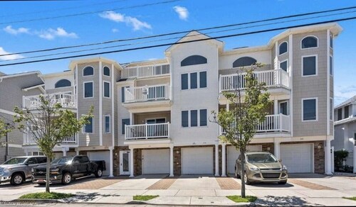 Spacious 5 Bedroom Family Condo - 1 Block From Beach